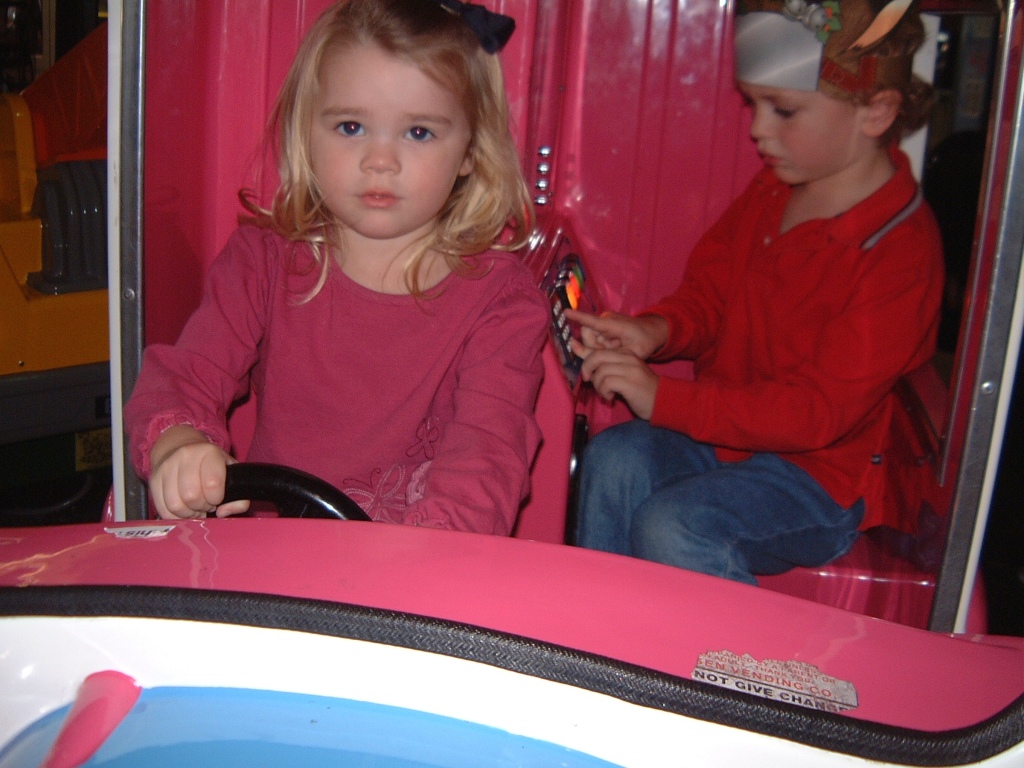 Hildebrand Christmas ScreenSaver/1024x768_2004-12-01 Vale Kyla Mall 22.jpg